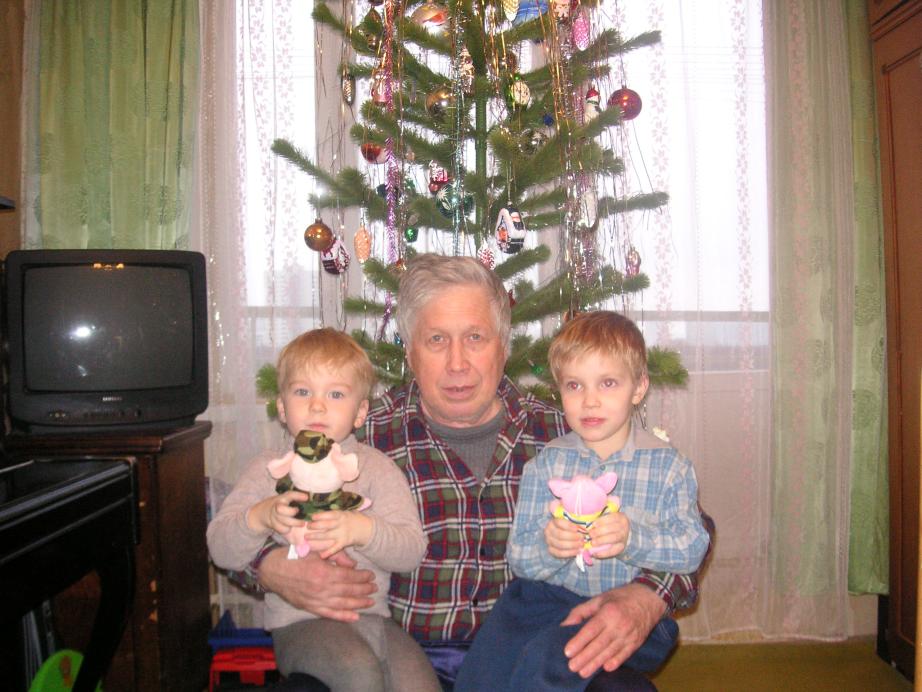 Дед с двумя младшими внуками - Владимиром и Михаилом.